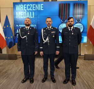 Policjanci podczas uroczystości wręczenia medali
