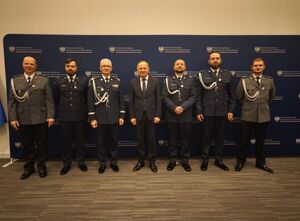 wyróżnieni policjanci oraz Generał