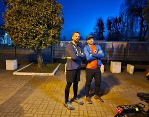 Policjanci oraz uczestnicy wydarzenia w miejscu zbiórki