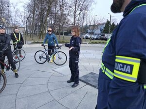 Policjanci oraz uczestnicy wydarzenia w miejscu zbiórki