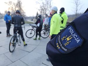 Policjanci oraz uczestnicy wydarzenia w miejscu zbiórki