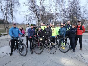 Policjanci oraz uczestnicy wydarzenia w miejscu zbiórki
