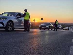 Policjanci podczas działań trzeźwość kontrolując kierujących