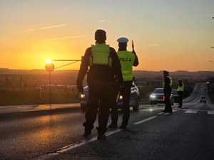 Policjanci podczas działań trzeźwość kontrolując kierujących