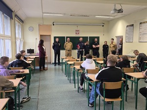 Służby mundurowe oraz uczniowie podczas turnieju wiedzy o ruchu drogowym