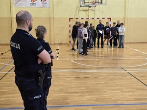 Służby mundurowe oraz uczniowie podczas turnieju wiedzy o ruchu drogowym
