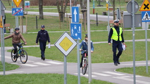 Służby mundurowe oraz uczniowie podczas turnieju wiedzy o ruchu drogowym