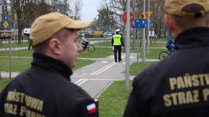 Służby mundurowe oraz uczniowie podczas turnieju wiedzy o ruchu drogowym