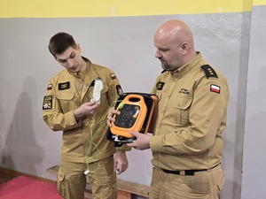 Służby mundurowe oraz uczniowie podczas turnieju wiedzy o ruchu drogowym