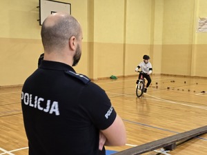 Służby mundurowe oraz uczniowie podczas turnieju wiedzy o ruchu drogowym