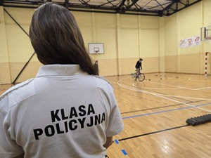 Służby mundurowe oraz uczniowie podczas turnieju wiedzy o ruchu drogowym