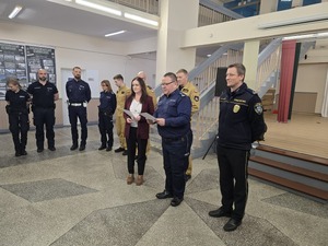 Służby mundurowe oraz uczniowie podczas turnieju wiedzy o ruchu drogowym