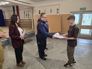 Służby mundurowe oraz uczniowie podczas turnieju wiedzy o ruchu drogowym