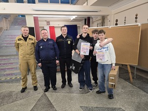 Służby mundurowe oraz uczniowie podczas turnieju wiedzy o ruchu drogowym