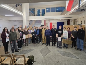 Służby mundurowe oraz uczniowie podczas turnieju wiedzy o ruchu drogowym