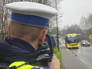 Policjant kontrolujący prędkość