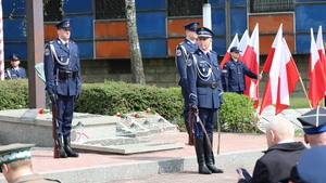 Uczestnicy uroczystości przed pomnikiem