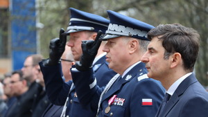 Uczestnicy uroczystości przed pomnikiem