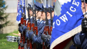 Uczestnicy uroczystości przed pomnikiem