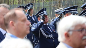 Uczestnicy uroczystości przed pomnikiem