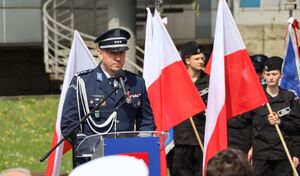 Uczestnicy uroczystości przed pomnikiem