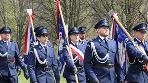 Uczestnicy uroczystości przed pomnikiem