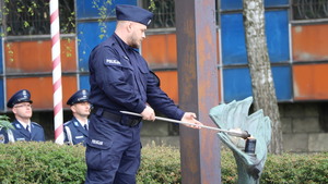 Uczestnicy uroczystości przed pomnikiem