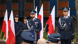 Uczestnicy uroczystości przed pomnikiem