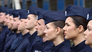 Uczestnicy uroczystości przed pomnikiem