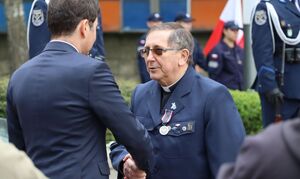 Uczestnicy uroczystości przed pomnikiem