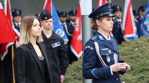 Uczestnicy uroczystości przed pomnikiem