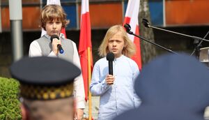 Uczestnicy uroczystości przed pomnikiem
