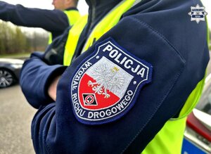 Policjanci oraz inspektorzy podczas kontroli pojazdów ciężarowych