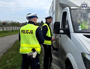 Policjanci oraz inspektorzy podczas kontroli pojazdów ciężarowych