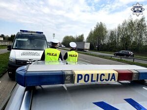 Policjanci oraz inspektorzy podczas kontroli pojazdów ciężarowych