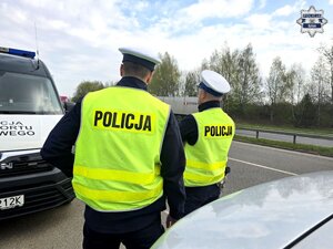 Policjanci oraz inspektorzy podczas kontroli pojazdów ciężarowych