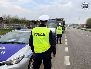 Policjanci oraz inspektorzy podczas kontroli pojazdów ciężarowych