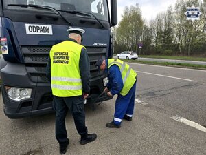 Policjanci oraz inspektorzy podczas kontroli pojazdów ciężarowych