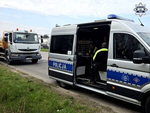 Policjanci oraz inspektorzy podczas kontroli pojazdów ciężarowych