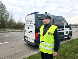 Policjanci oraz inspektorzy podczas kontroli pojazdów ciężarowych