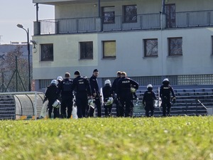 Zdjęcia policjantów podczas ćwiczeń na stadionie