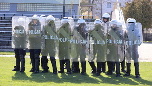 Zdjęcia policjantów podczas ćwiczeń na stadionie
