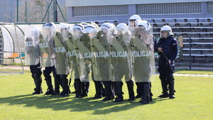 Zdjęcia policjantów podczas ćwiczeń na stadionie