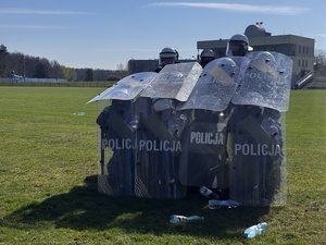 Zdjęcia policjantów podczas ćwiczeń na stadionie