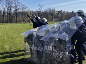 Zdjęcia policjantów podczas ćwiczeń na stadionie
