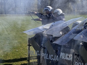 Zdjęcia policjantów podczas ćwiczeń na stadionie