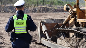 Policjanci podczas kontroli w terenie