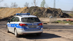 Policjanci podczas kontroli w terenie