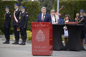 Zdjęcie strażaków oraz zaproszonych gości podczas uroczystego apelu z okazji Dnia Strażaka