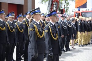 Zdjęcie strażaków oraz zaproszonych gości podczas uroczystego apelu z okazji Dnia Strażaka
